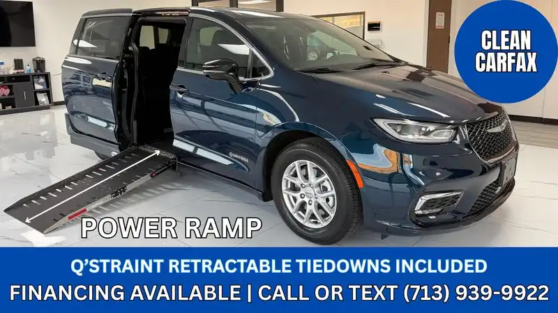 2024 Chrysler Pacifica Touring's photo