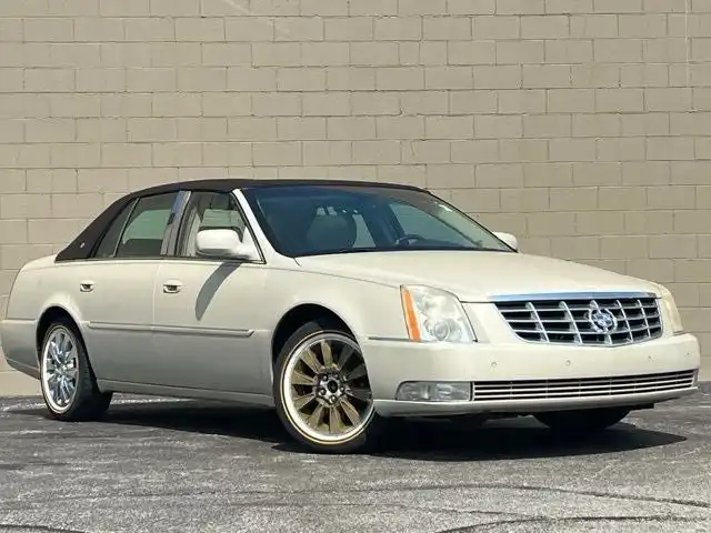 2010 Cadillac DTS Luxury Collection's photo