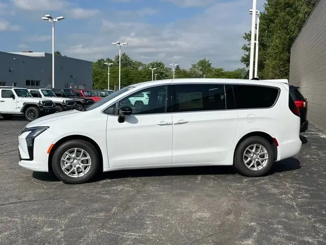 2027 Chrysler Pacifica Select photo 4