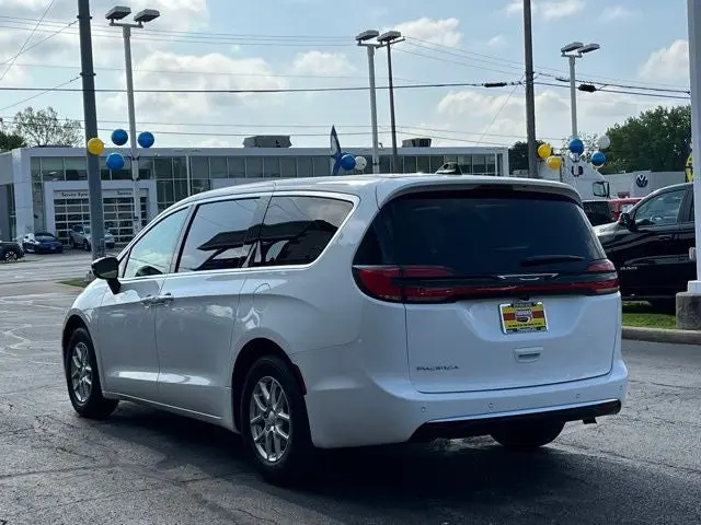 2027 Chrysler Pacifica Select photo 5