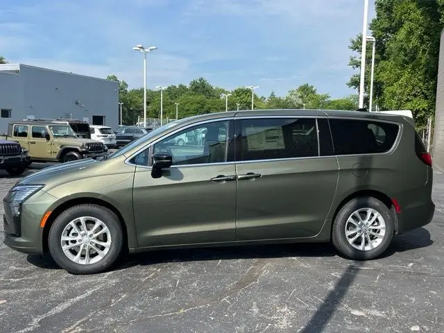 2027 Chrysler Pacifica Select photo 4