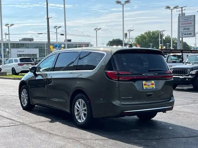 2027 Chrysler Pacifica Select photo 5