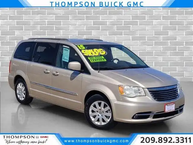 2015 Chrysler Town & Country Touring's photo