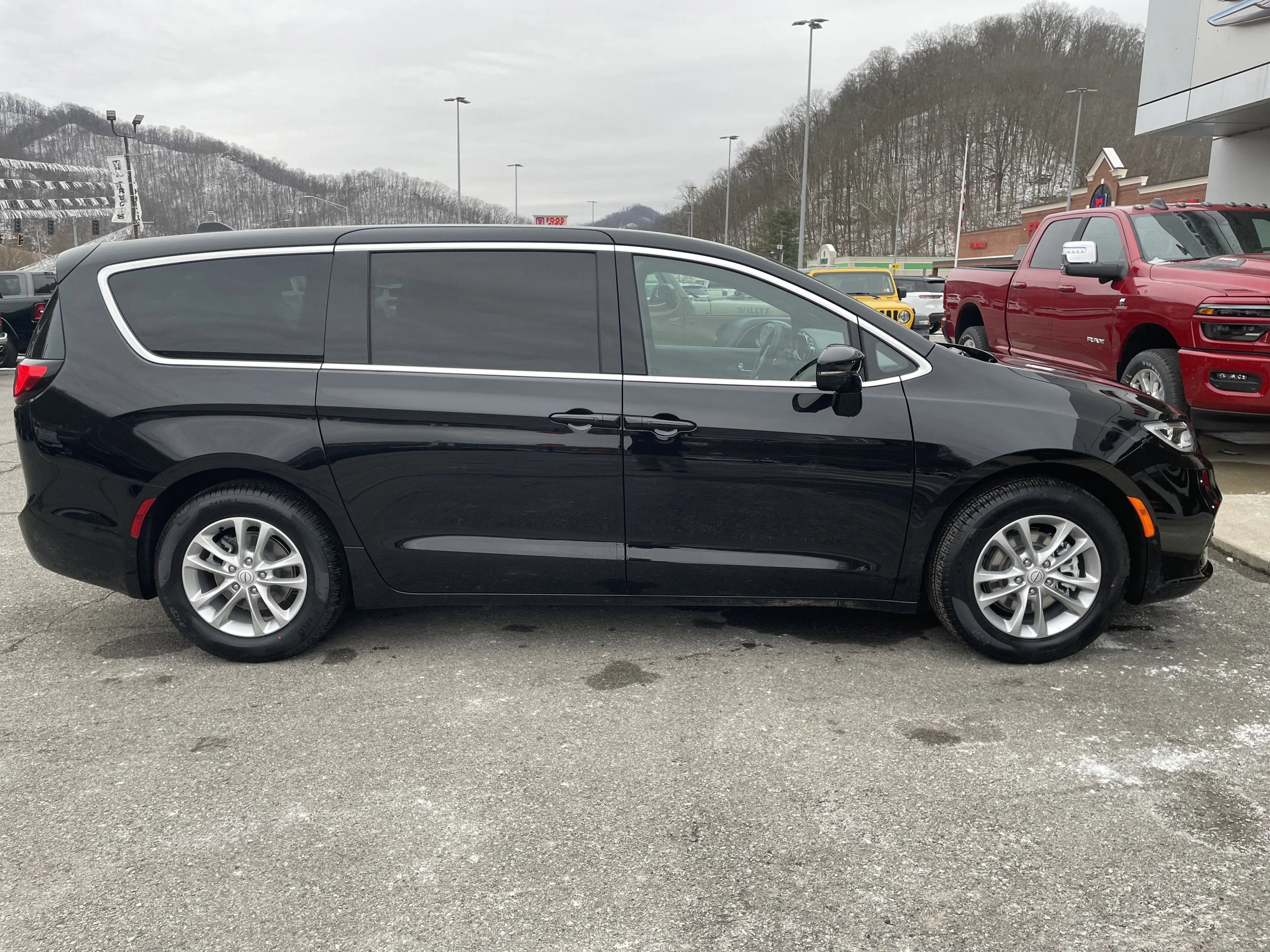2026 Chrysler Pacifica Select photo 3