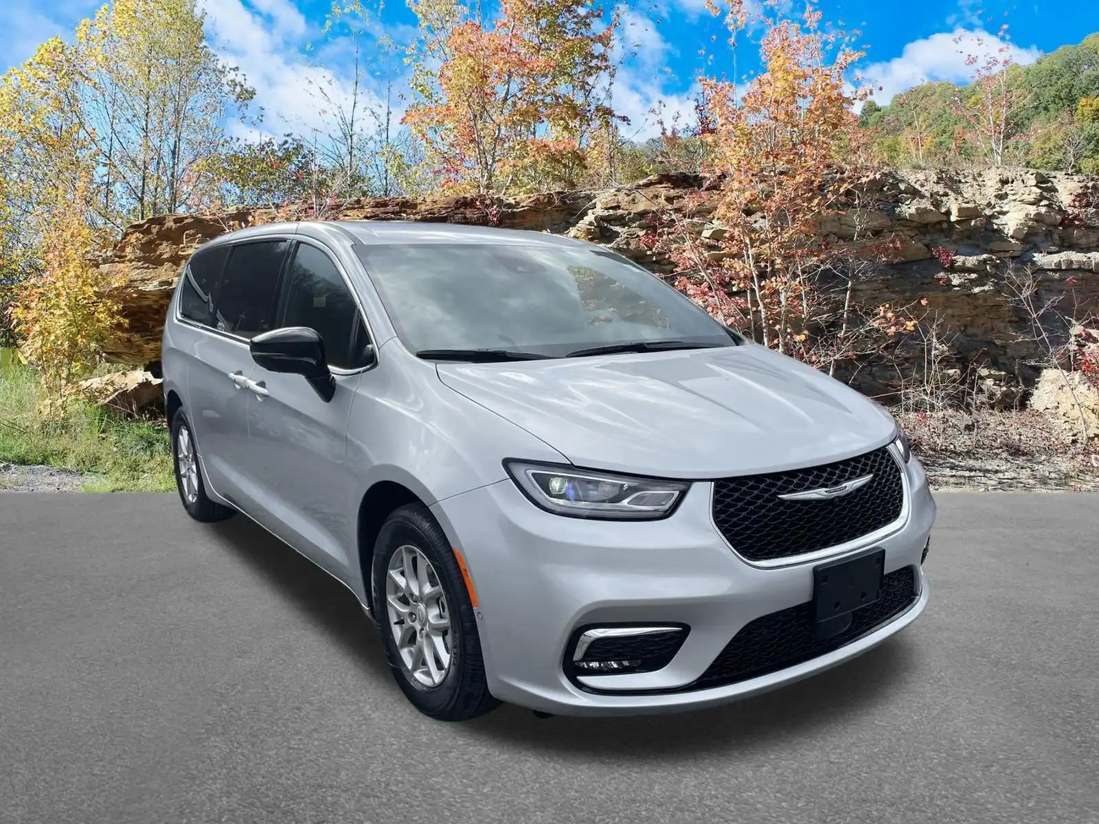 2026 Chrysler Pacifica Select's photo