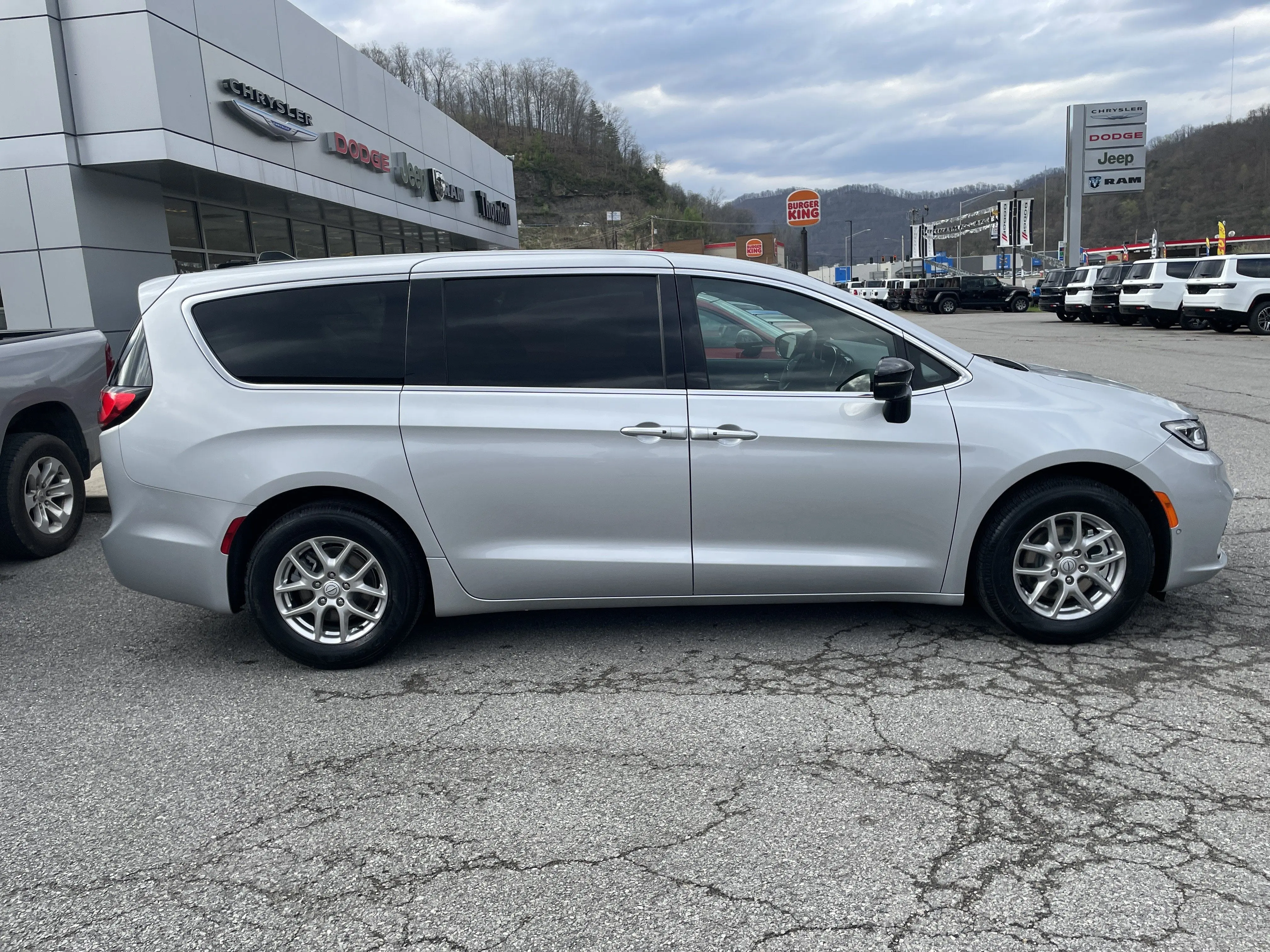 2026 Chrysler Pacifica Select photo 3
