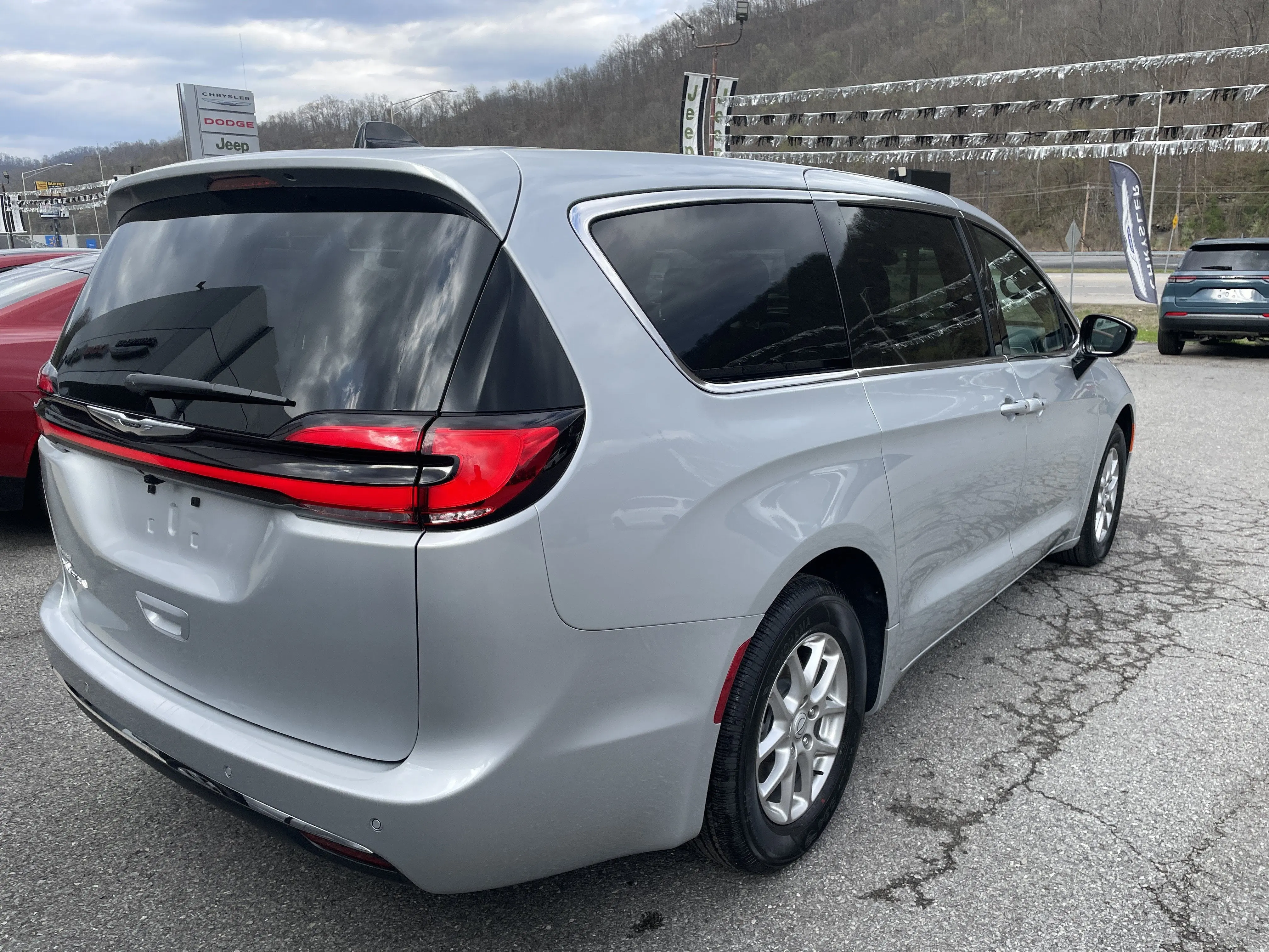 2026 Chrysler Pacifica Select photo 4