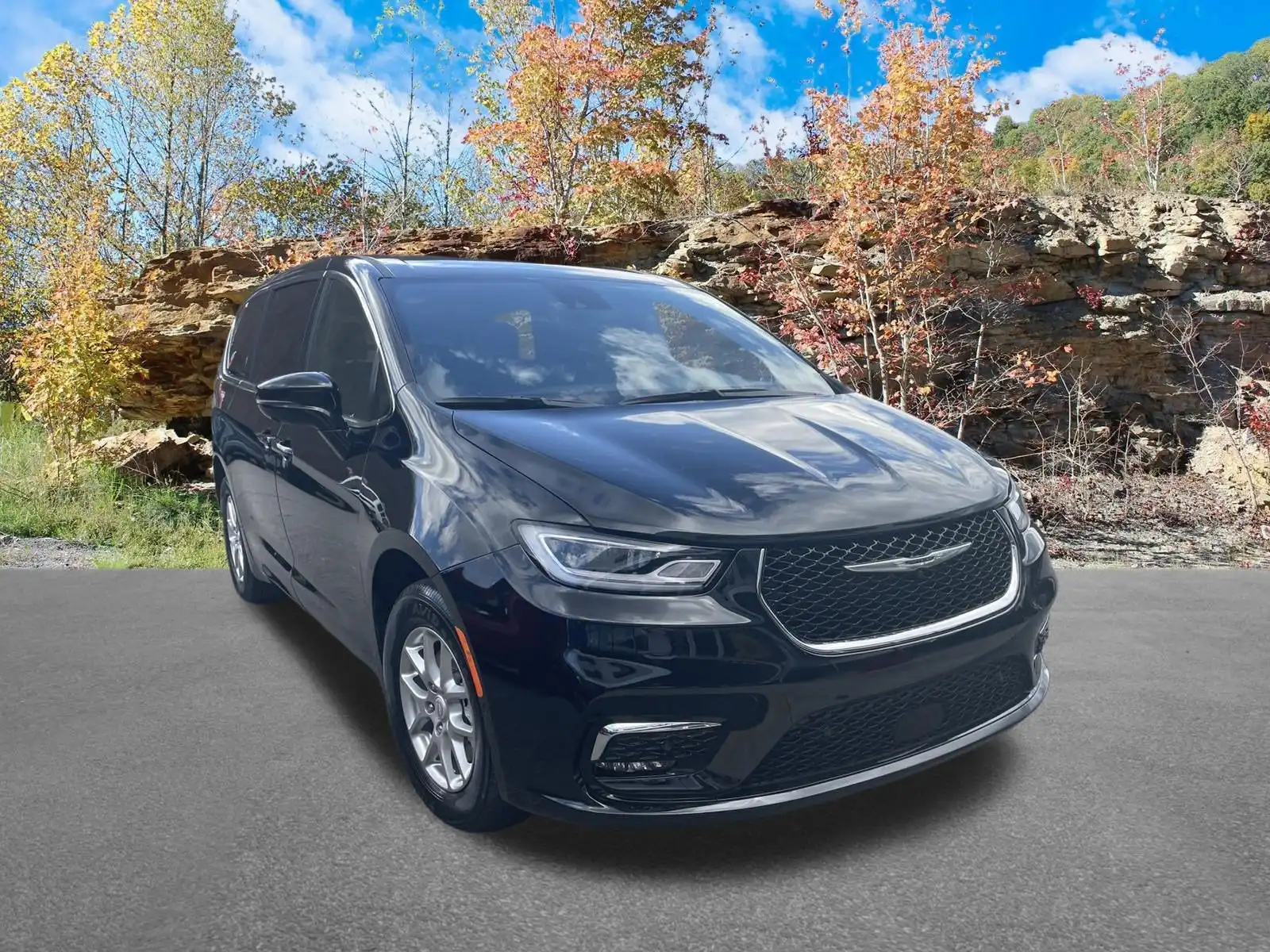 2026 Chrysler Pacifica Select's photo