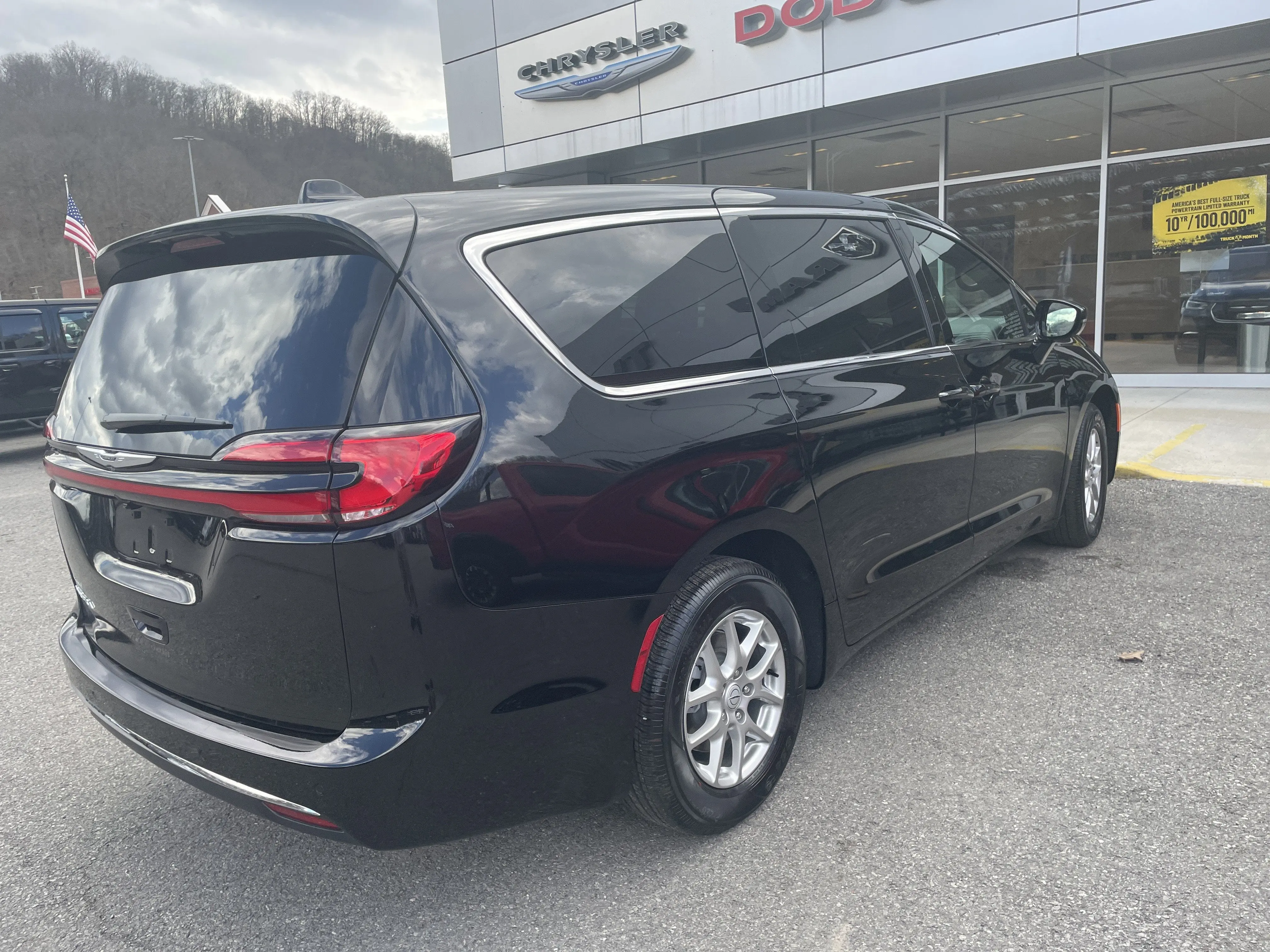 2026 Chrysler Pacifica Select photo 3