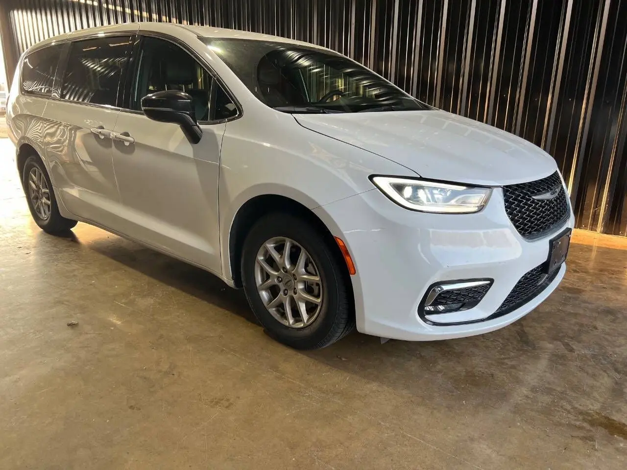 2025 Chrysler Pacifica Select photo 3