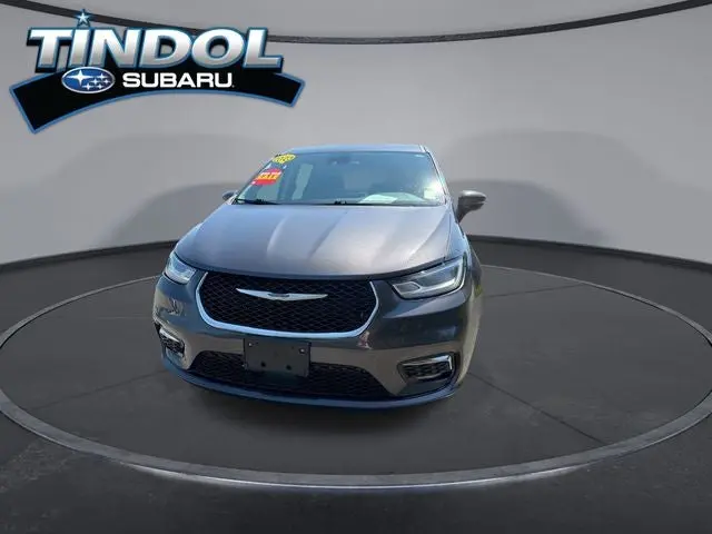 2023 Chrysler Pacifica Touring L photo 3