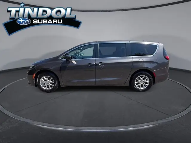 2023 Chrysler Pacifica Touring L photo 5
