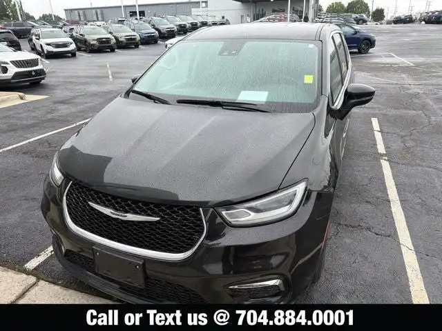 2023 Chrysler Pacifica Touring L's photo