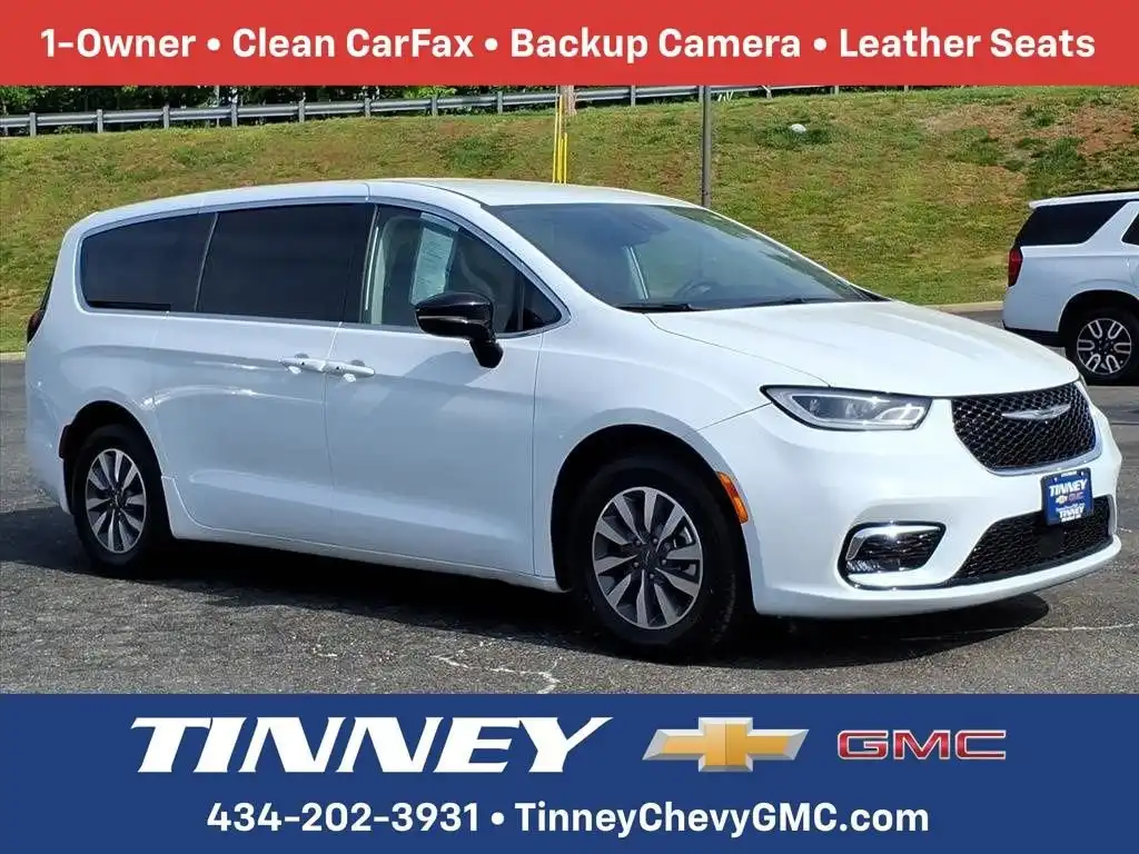 2024 Chrysler Pacifica Hybrid Select PHEV's photo
