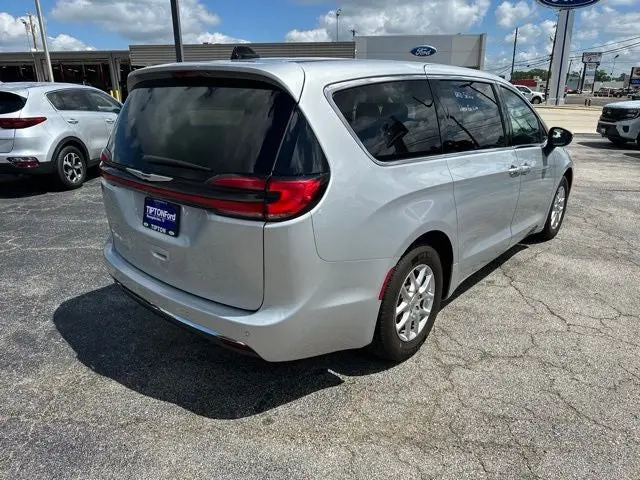 2023 Chrysler Pacifica Touring L photo 3