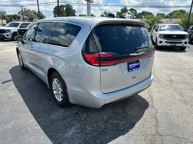 2023 Chrysler Pacifica Touring L photo 4