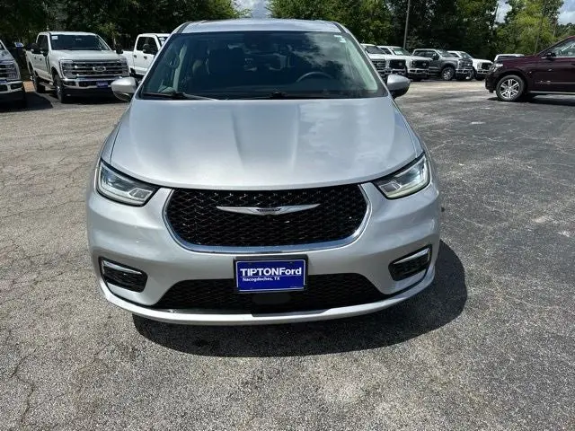 2023 Chrysler Pacifica Touring L photo 5