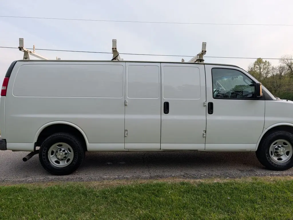 2017 Chevrolet Express 3500 Extended Work Van photo 4