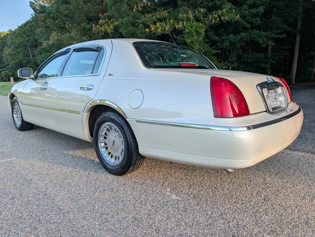 2000 Lincoln Town Car Cartier's photo