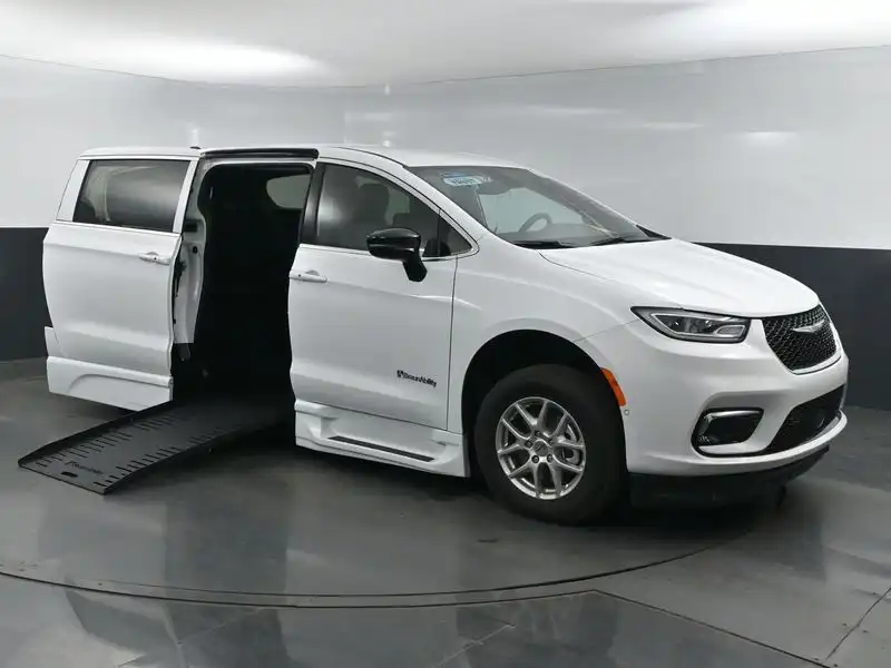 2025 Chrysler Pacifica Select's photo