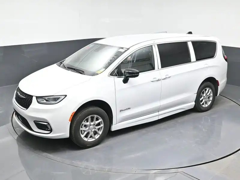2025 Chrysler Pacifica Select's photo