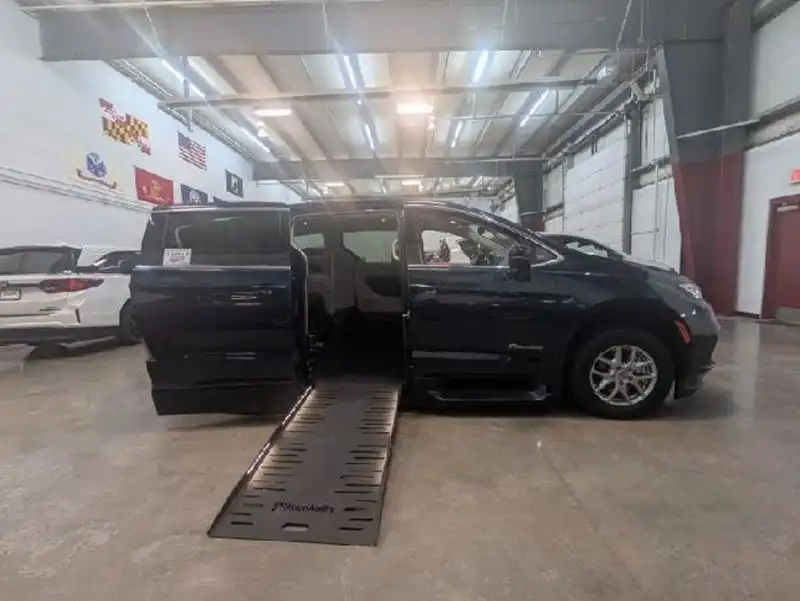 2024 Chrysler Pacifica Touring L's photo