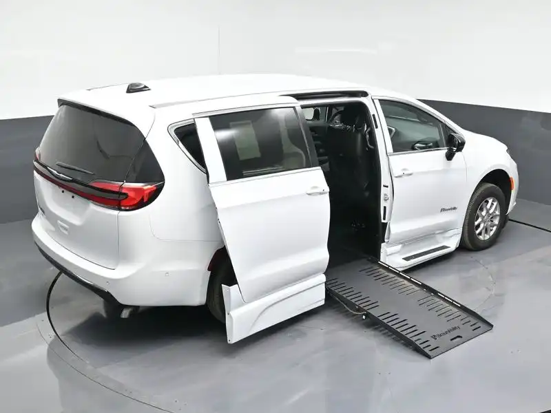 2025 Chrysler Pacifica Select's photo