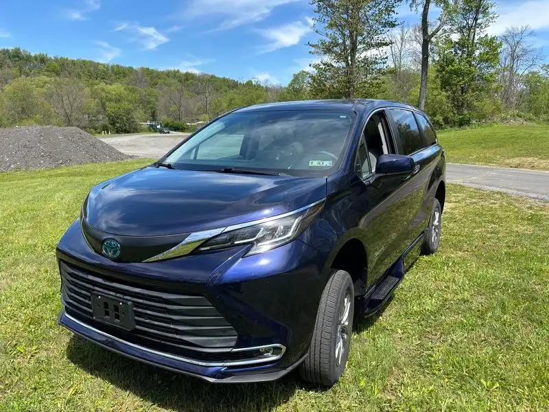 2022 Toyota Sienna XLE 8-Passenger Hybrid FWD's photo