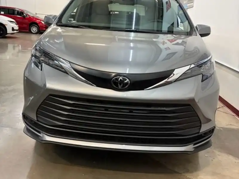 2026 Toyota Sienna LE 8-Passenger Hybrid FWD's photo