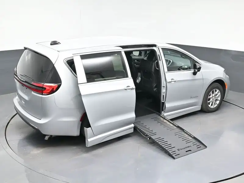 2026 Chrysler Pacifica Select's photo