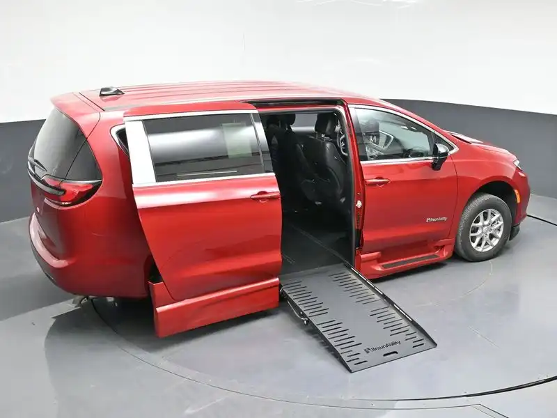 2026 Chrysler Pacifica Select's photo