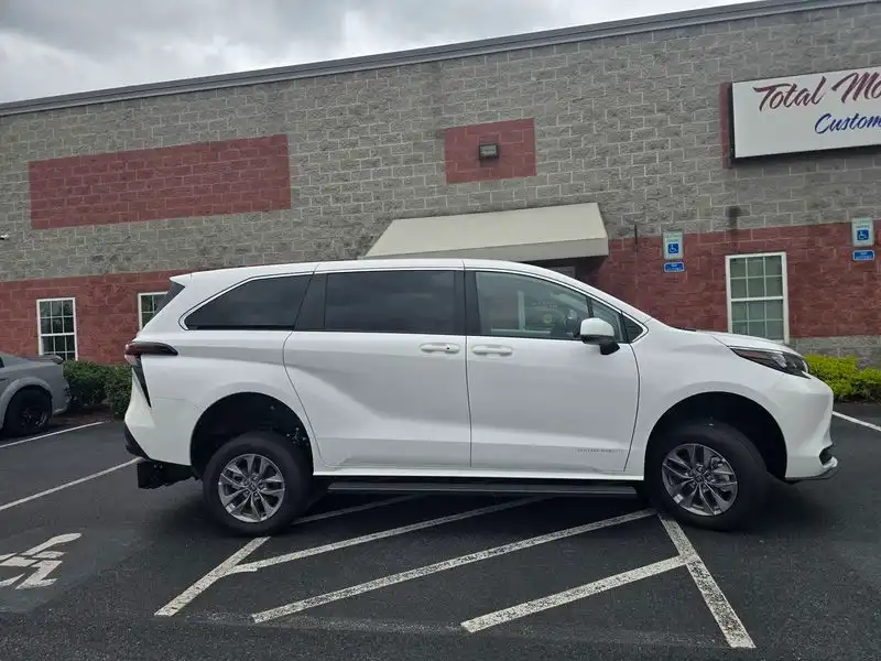 2026 Toyota Sienna LE 8-Passenger Hybrid FWD's photo
