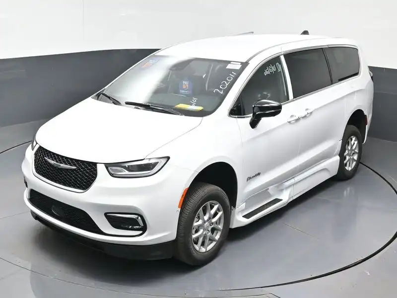2026 Chrysler Pacifica Select's photo