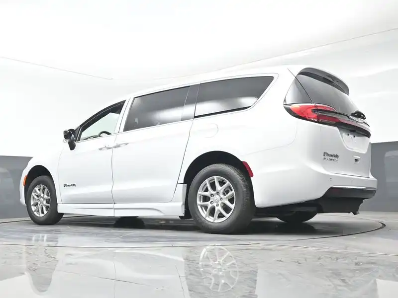 2026 Chrysler Voyager LX's photo