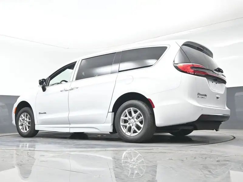 2026 Chrysler Pacifica Select's photo