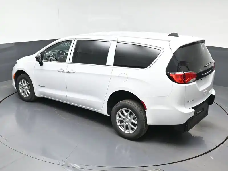2026 Chrysler Voyager LX's photo
