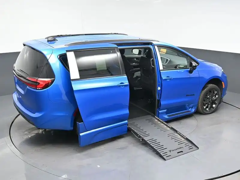 2026 Chrysler Pacifica Select's photo