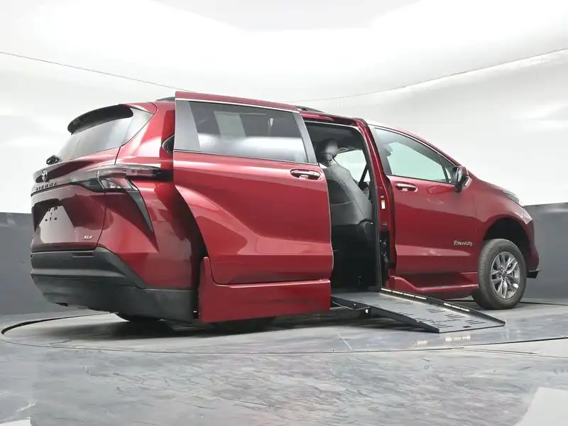 2026 Toyota Sienna XLE 7-Passenger Hybrid FWD's photo