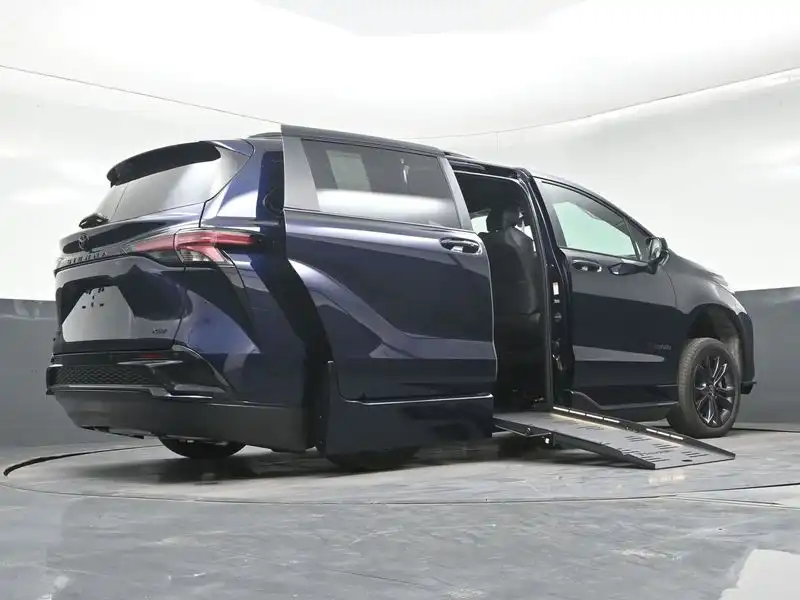 2026 Toyota Sienna XSE 7-Passenger Hybrid FWD's photo