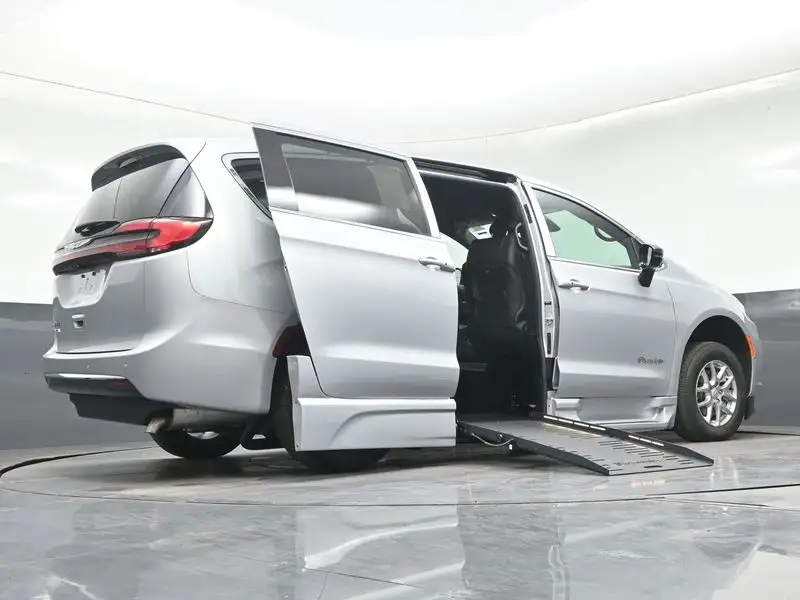 2026 Chrysler Pacifica Select's photo