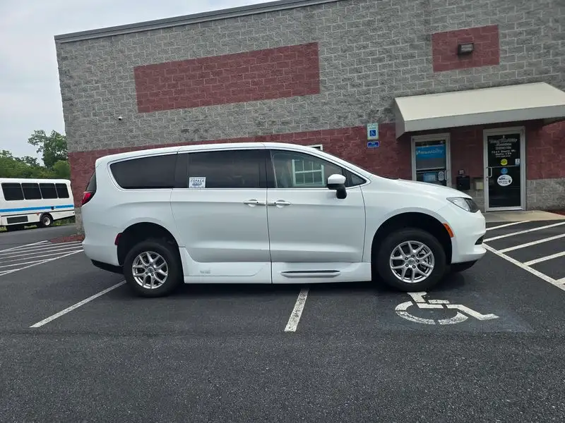 2022 Chrysler Voyager LX's photo