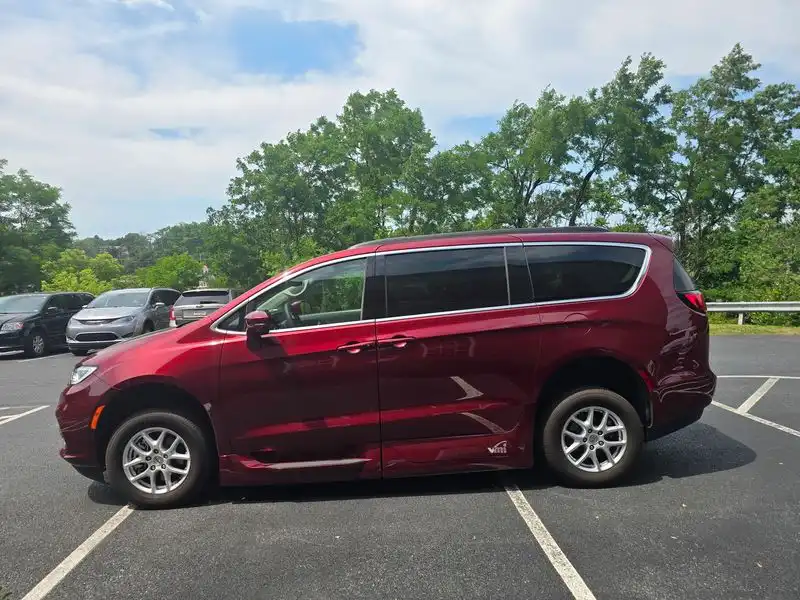 2022 Chrysler Pacifica Touring L's photo