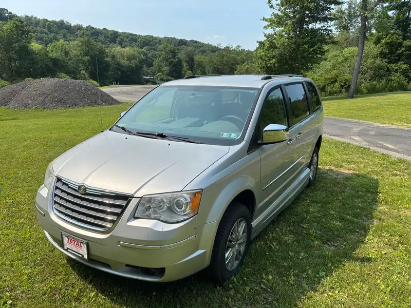 2010 Chrysler Town & Country Limited's photo