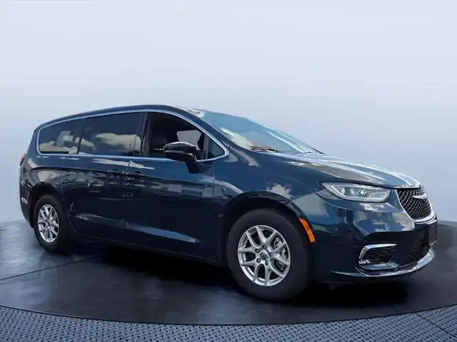 2025 Chrysler Pacifica Select's photo