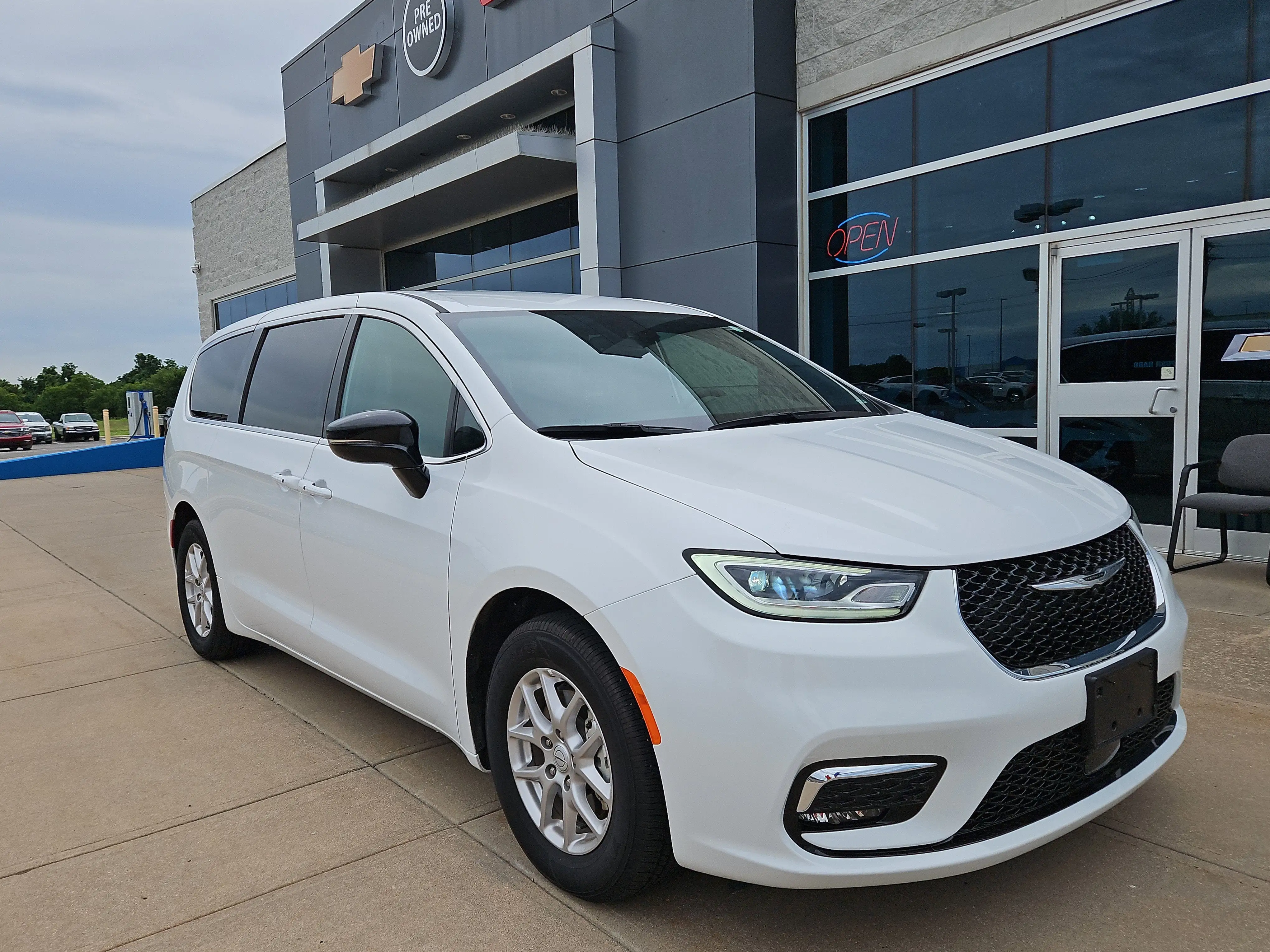 2025 Chrysler Pacifica Select photo 1