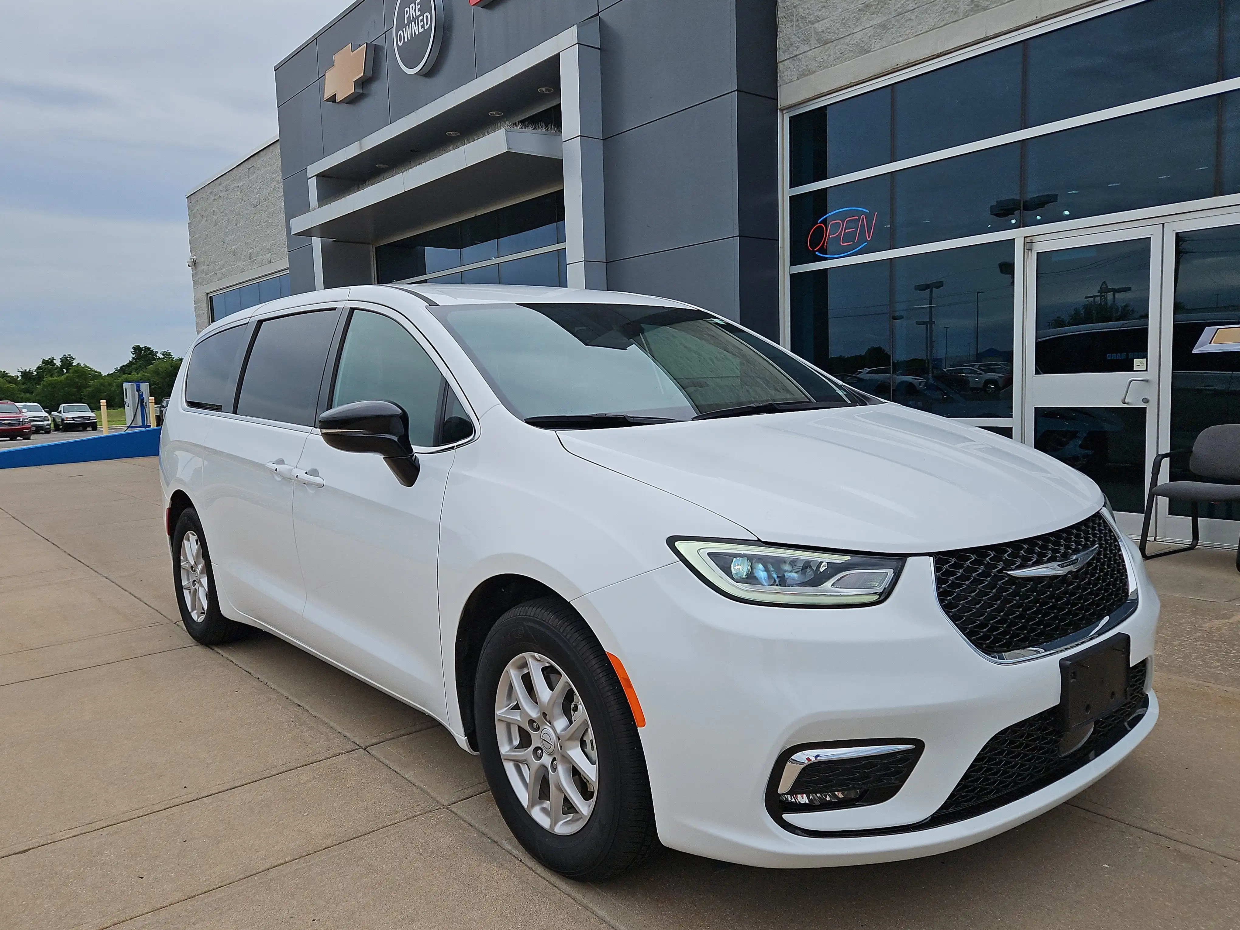 2025 Chrysler Pacifica Select's photo