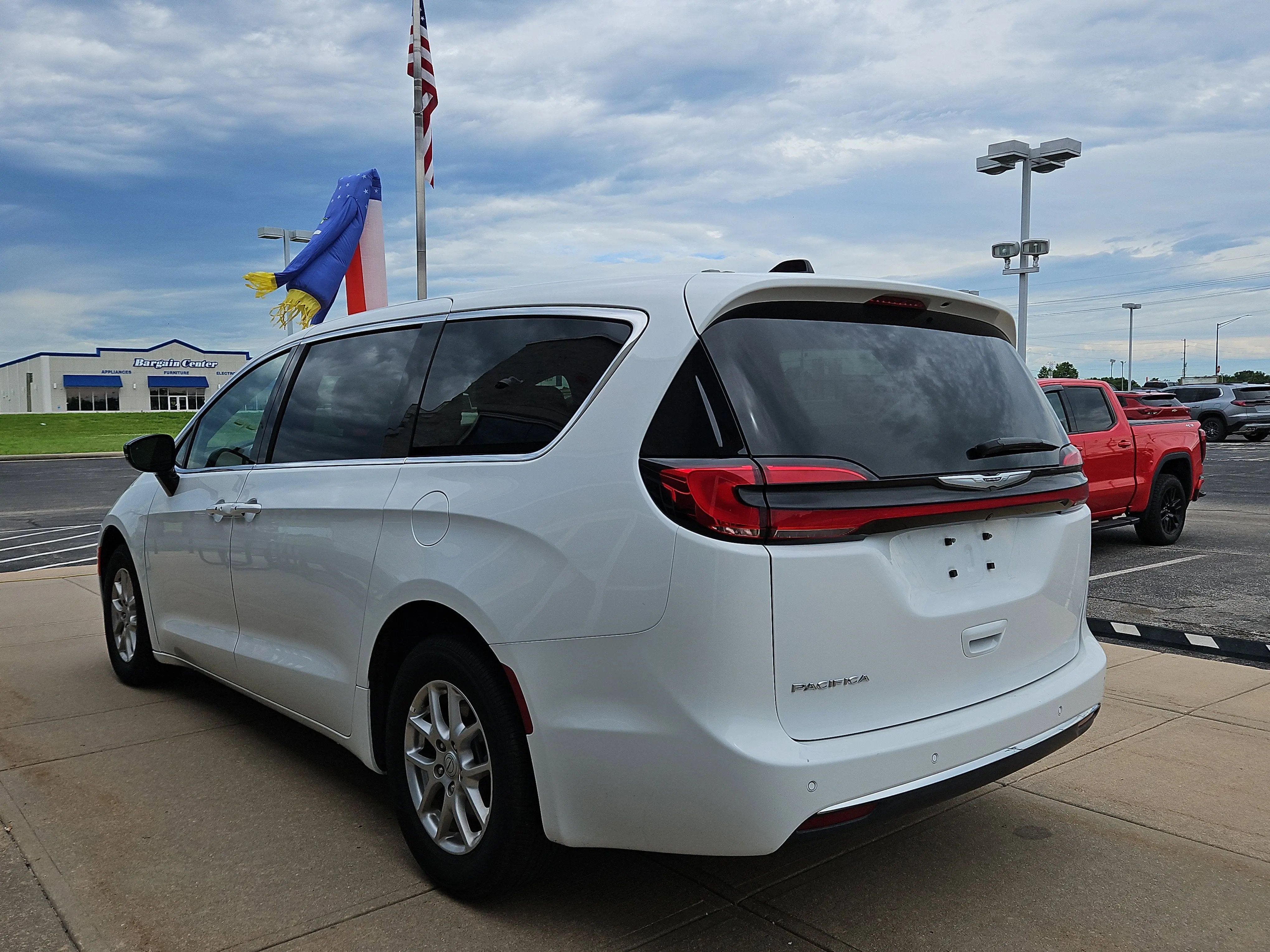 2025 Chrysler Pacifica Select photo 3