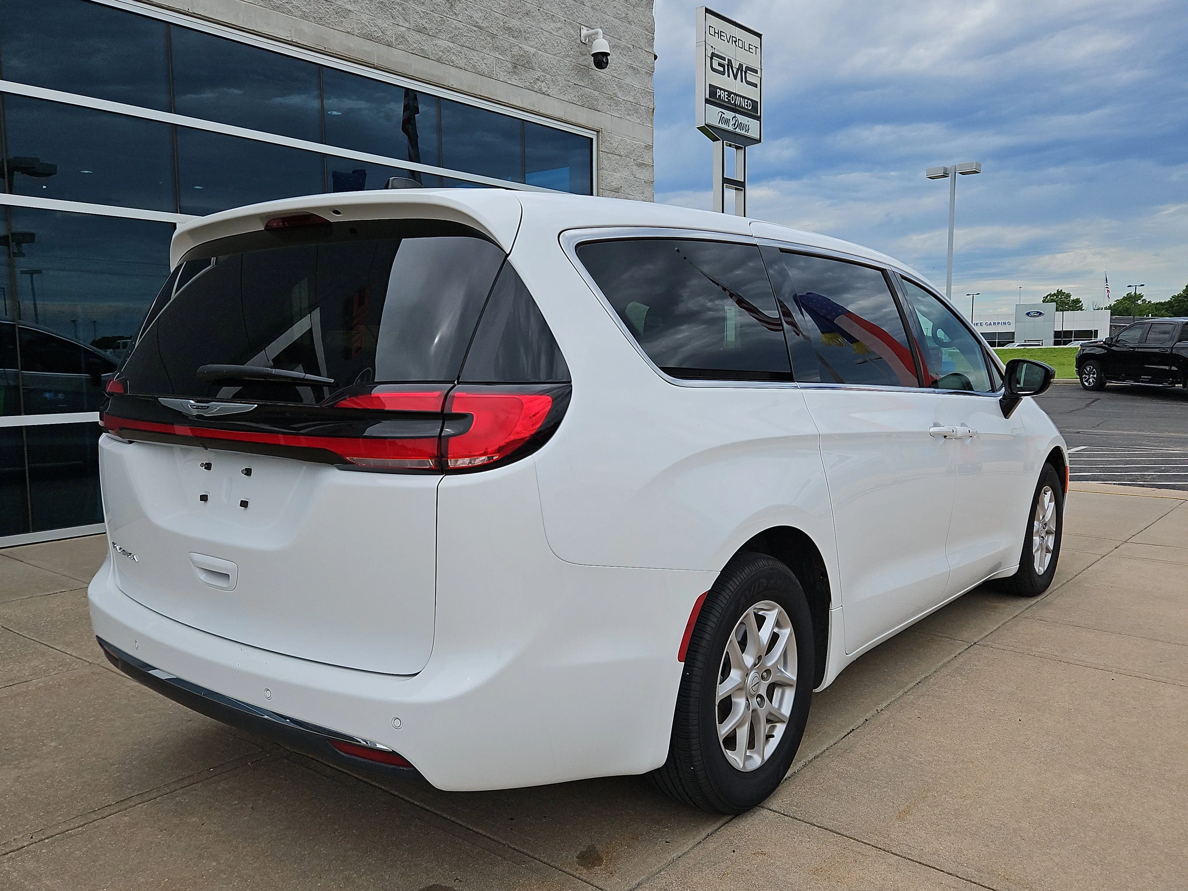 2025 Chrysler Pacifica Select photo 4