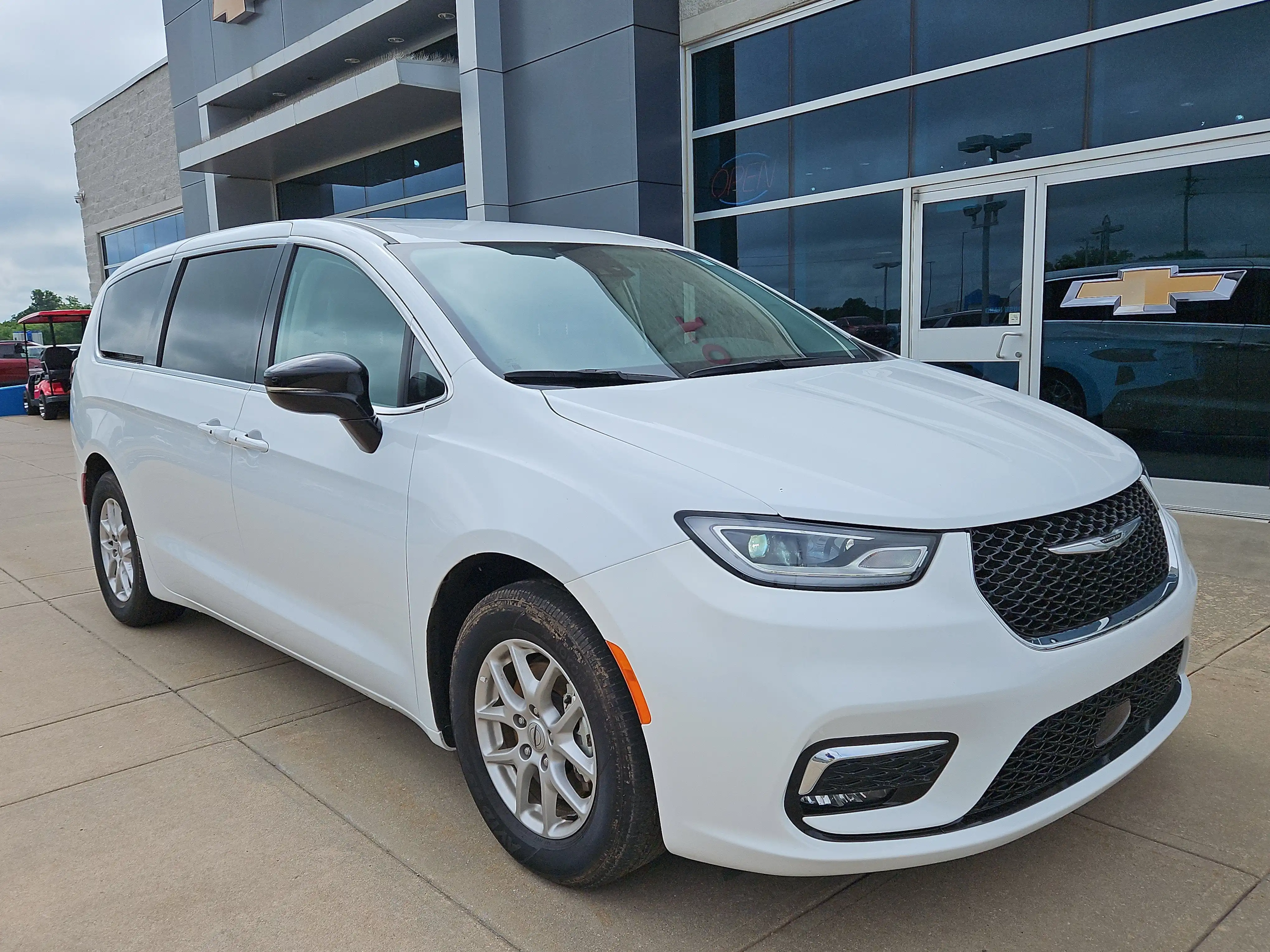 2024 Chrysler Pacifica Touring L's photo