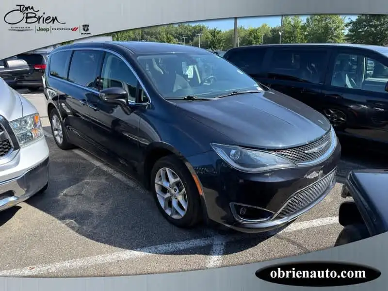 2020 Chrysler Pacifica Touring's photo